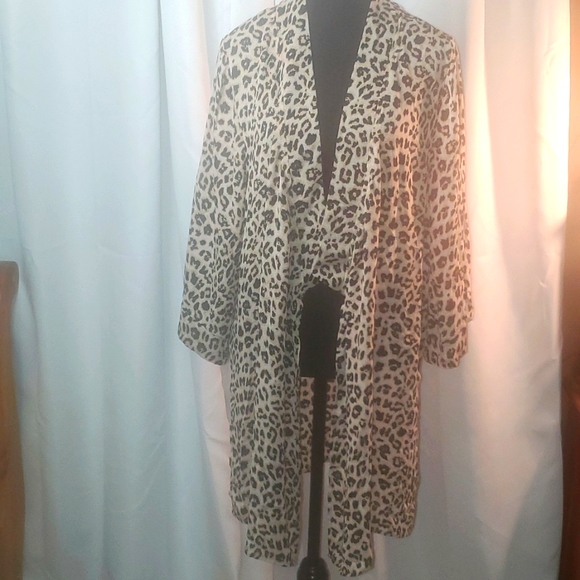Leopard print kimono 🐆 - Picture 1 of 4